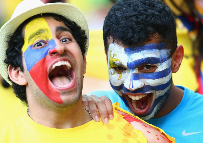 Ironia al Maracanà: un tifoso dell&#39;Uruguay morde sulla spalla un fan della Colombia. Getty